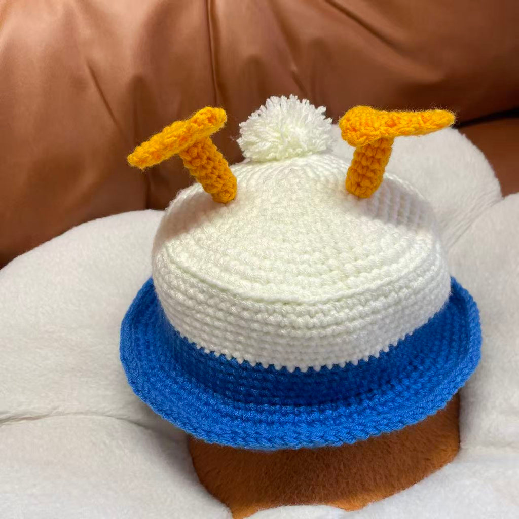 Handmade Donald Duck crochet hat for children aged 2–6 years, soft knitted Disney-inspired accessories in blue and white