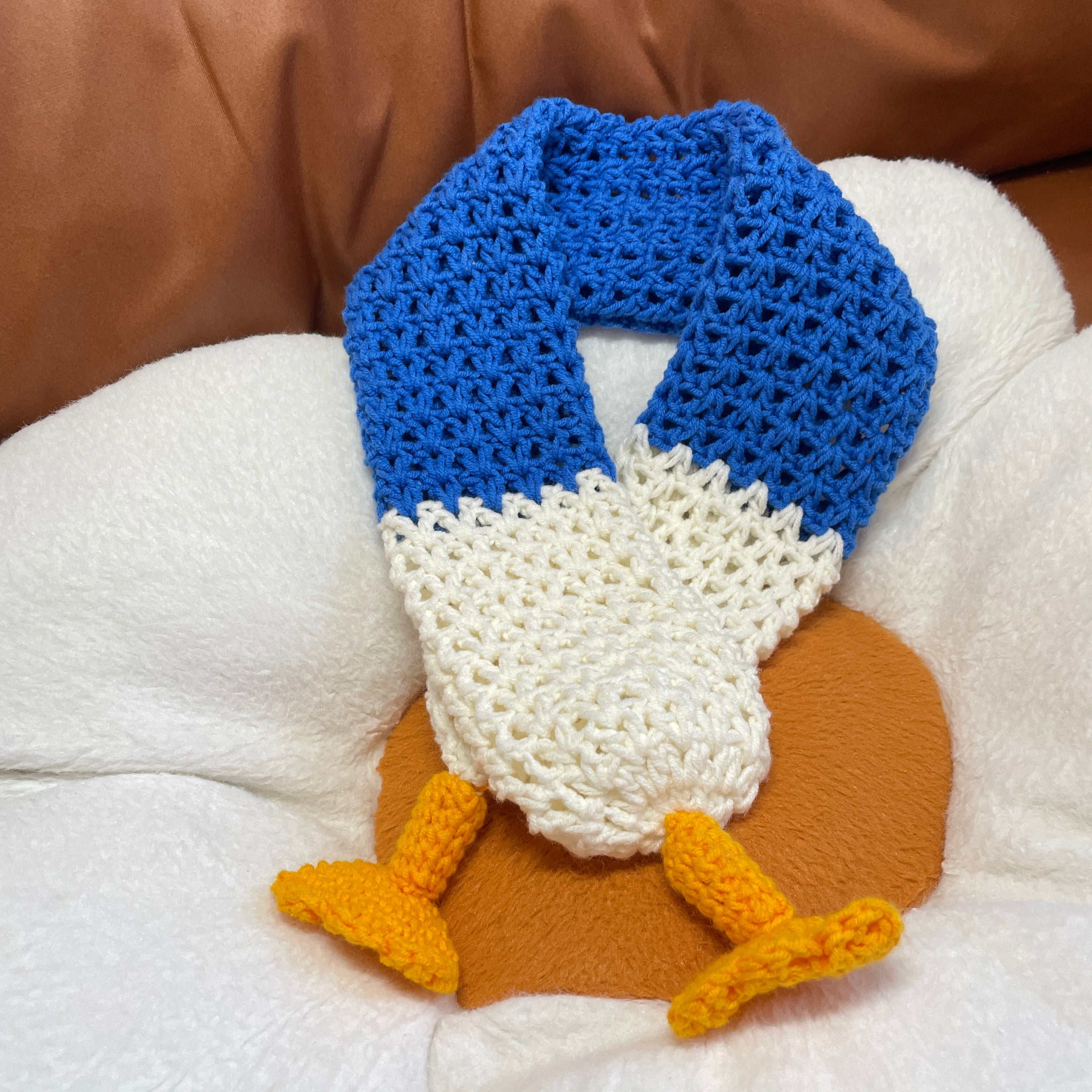 Handmade Donald Duck crochet scarf for children aged 2–6 years, soft knitted Disney-inspired accessories in blue and white