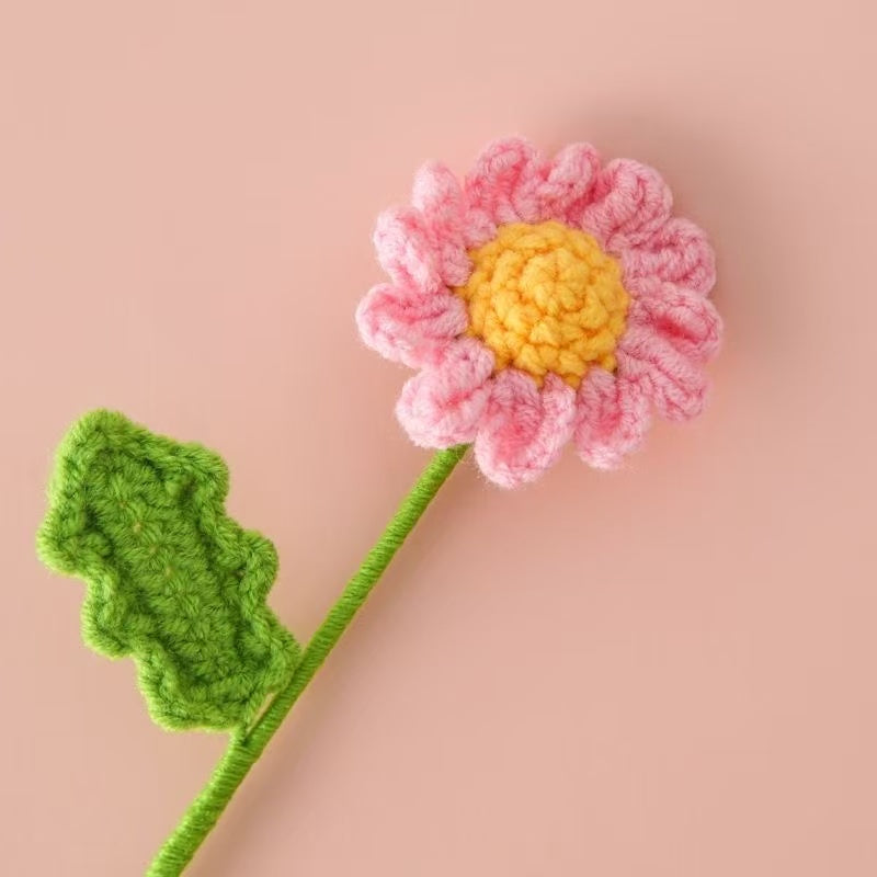 Light Pink crochet daisy flower with yellow centre and green stem – handmade floral gift for home décor, weddings, or sustainable gifting in the UK