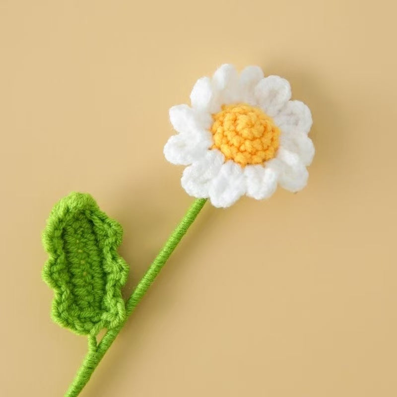 White crochet daisy flower with yellow centre and green stem – handmade floral gift for home décor, weddings, or sustainable gifting in the UK